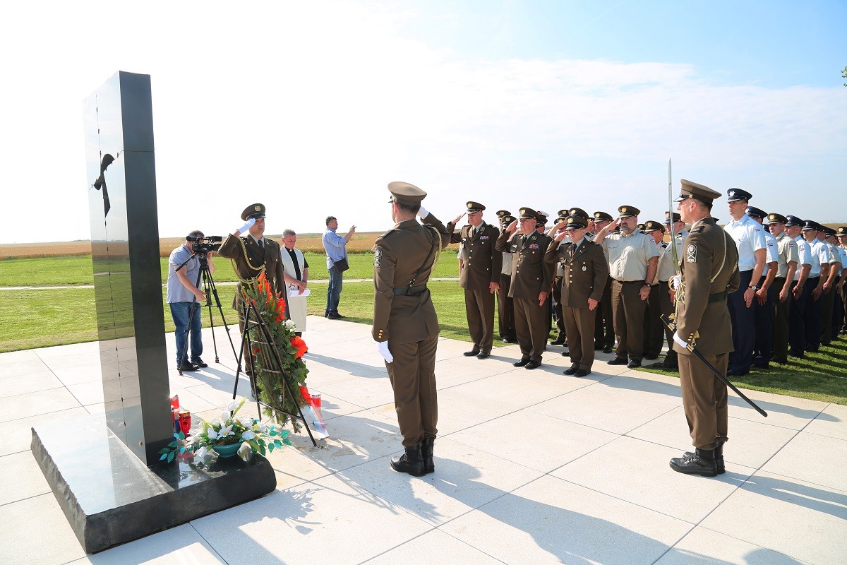 https://www.morh.hr/wp-content/gallery/mimohod-polaznika-vojnih-skola-u-vukovaru/mimohod_polaznika_vojnih_skola_vukovar_25062019_07.jpg