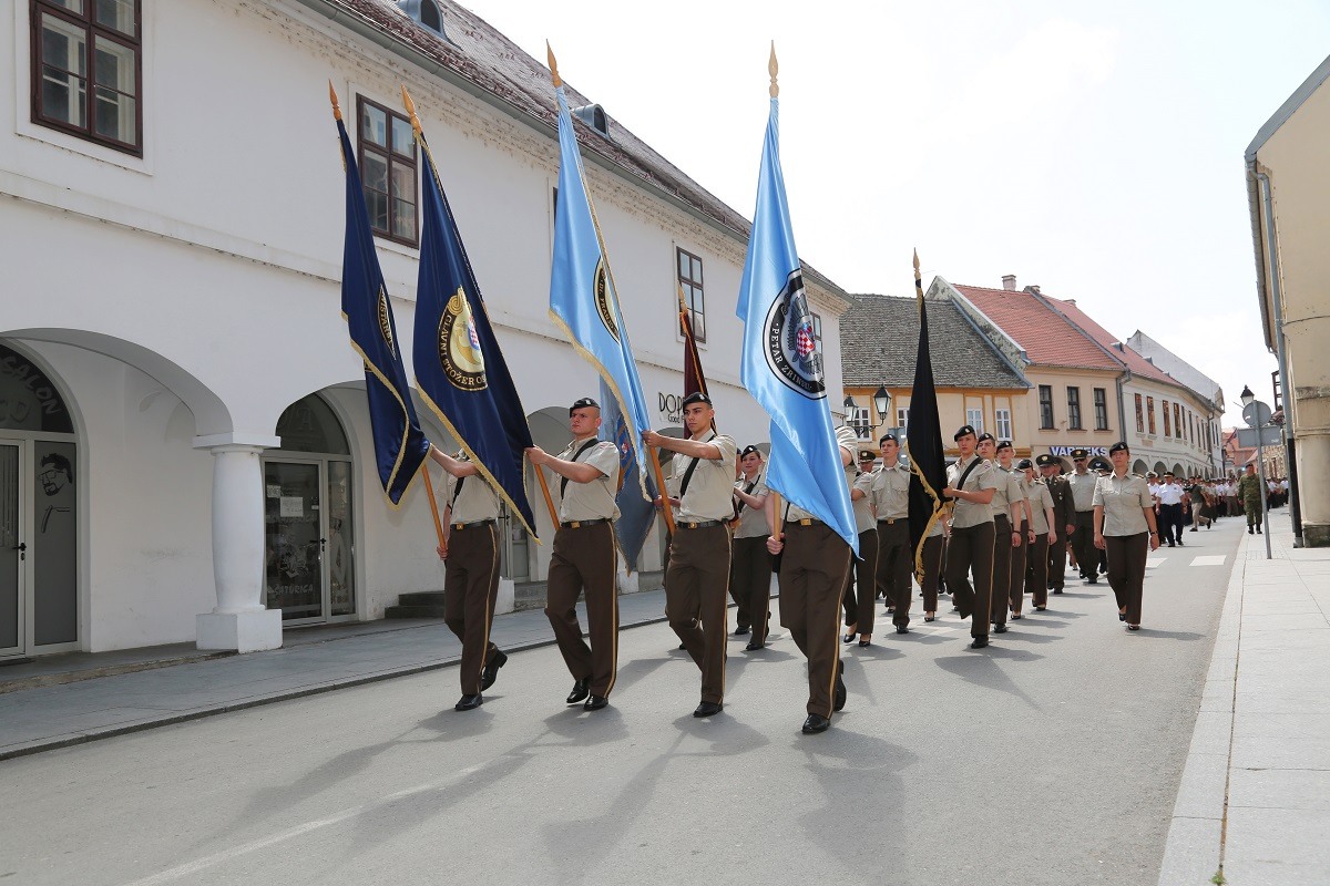 https://www.morh.hr/wp-content/gallery/mimohod-polaznika-vojnih-skola-u-vukovaru/mimohod_polaznika_vojnih_skola_vukovar_25062019_12.jpg