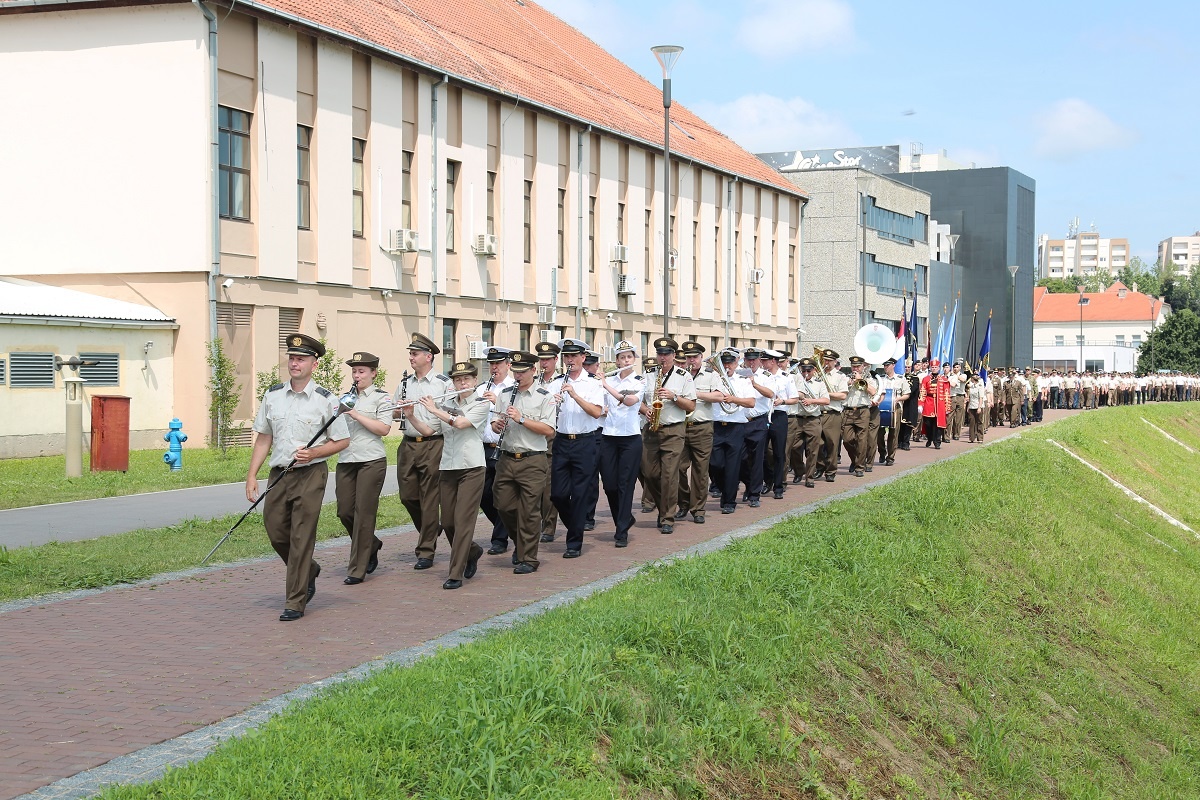 https://www.morh.hr/wp-content/gallery/mimohod-polaznika-vojnih-skola-u-vukovaru/mimohod_polaznika_vojnih_skola_vukovar_25062019_14.jpg