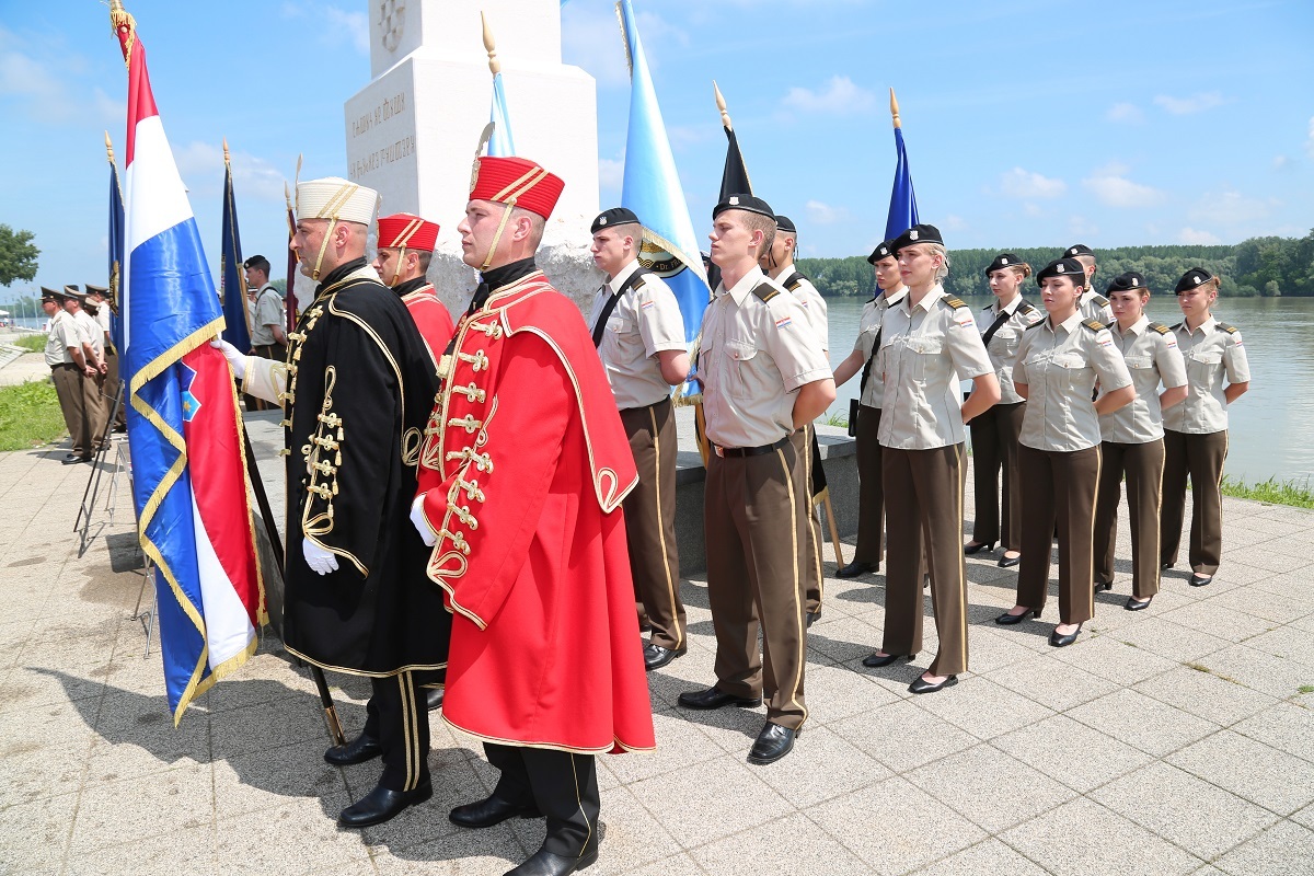 https://www.morh.hr/wp-content/gallery/mimohod-polaznika-vojnih-skola-u-vukovaru/mimohod_polaznika_vojnih_skola_vukovar_25062019_16.jpg