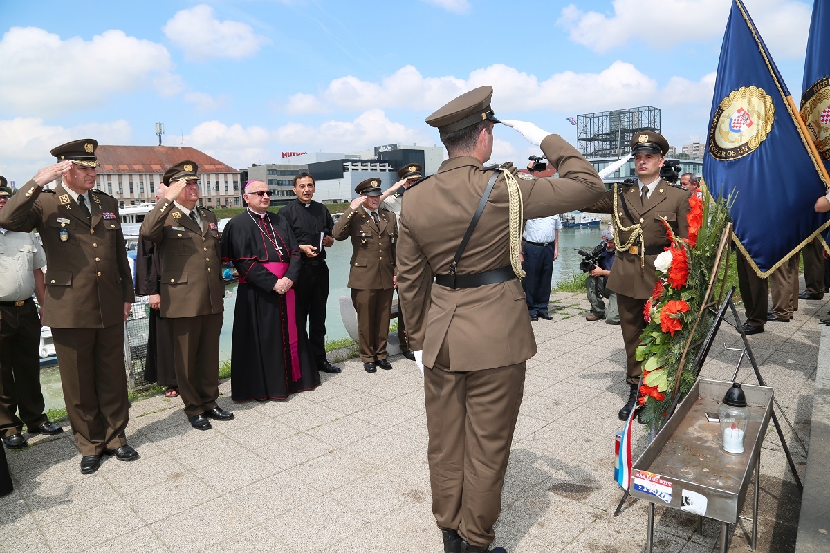 https://www.morh.hr/wp-content/gallery/mimohod-polaznika-vojnih-skola-u-vukovaru/mimohod_polaznika_vojnih_skola_vukovar_25062019_17.jpg