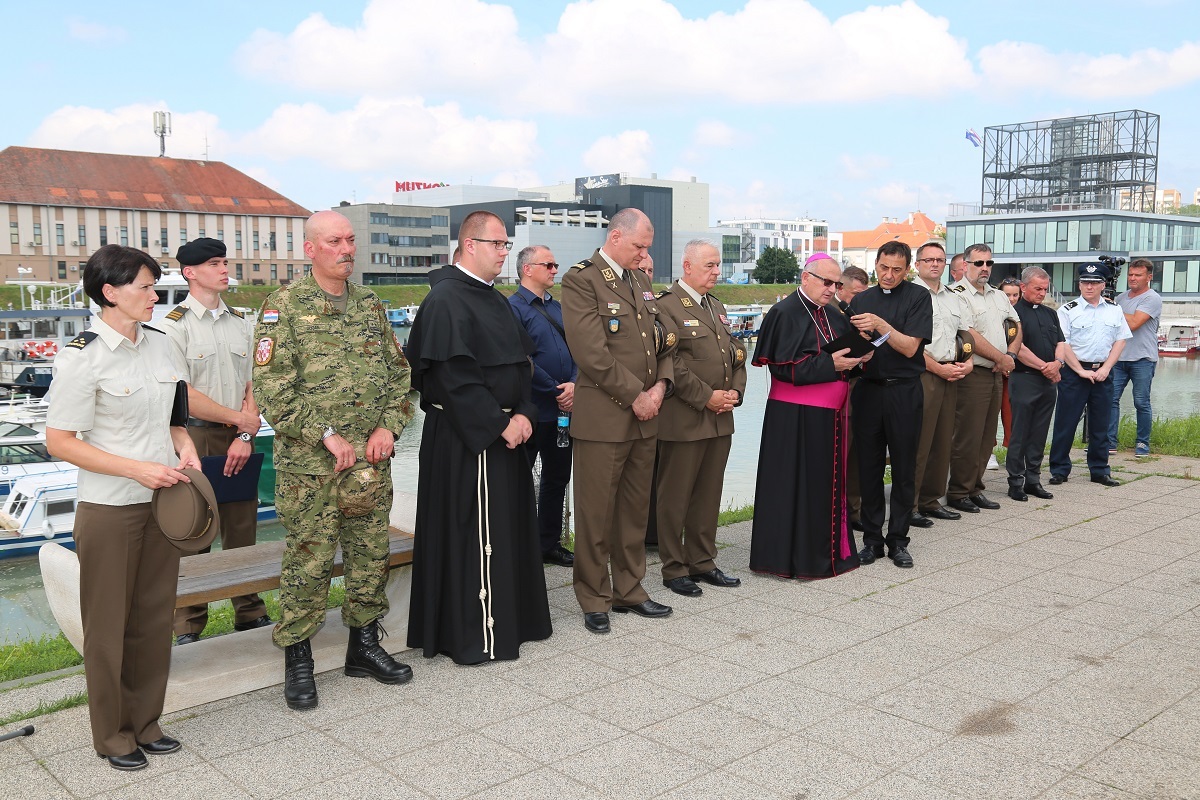 https://www.morh.hr/wp-content/gallery/mimohod-polaznika-vojnih-skola-u-vukovaru/mimohod_polaznika_vojnih_skola_vukovar_25062019_18.jpg