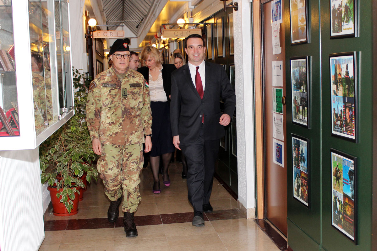 https://www.morh.hr/wp-content/gallery/ministar-buljevic-posjetio-pripadnike-os-rh-na-kosovu/kfor_08032016_03.jpg