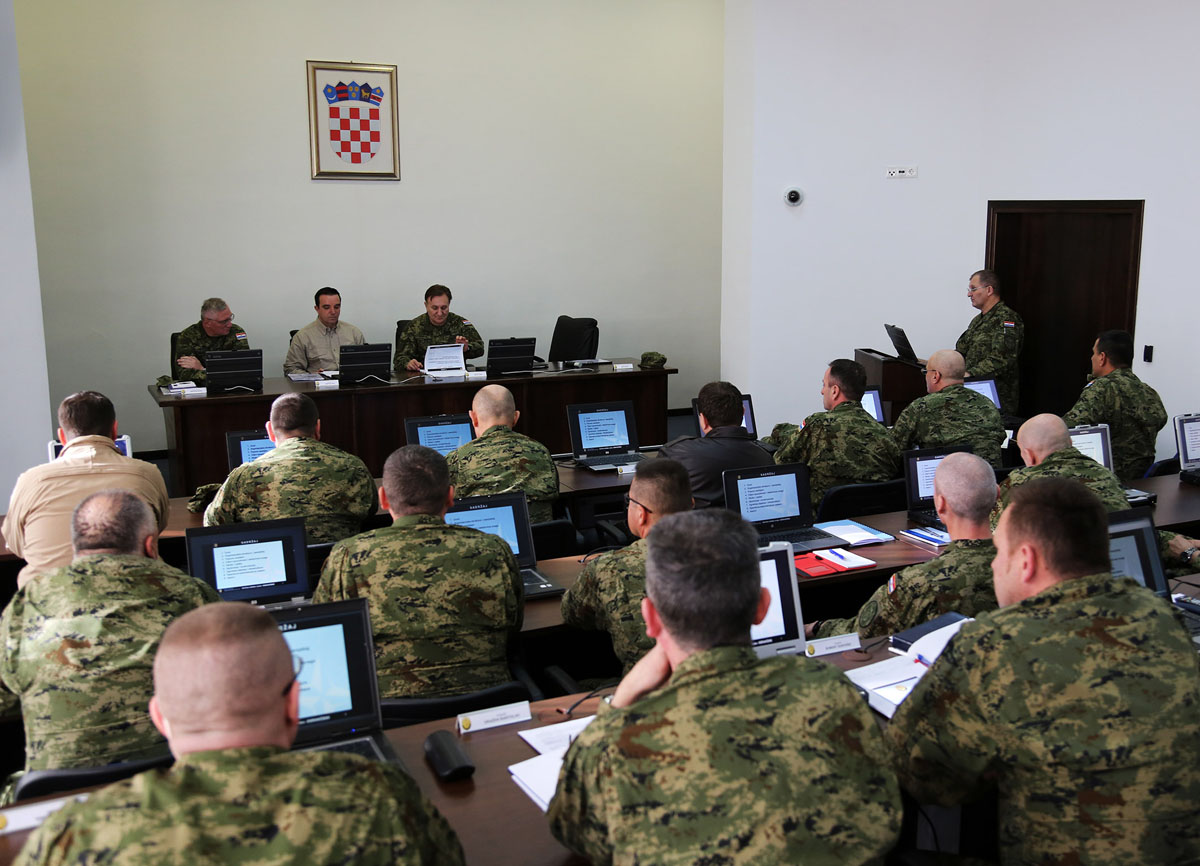 https://www.morh.hr/wp-content/gallery/ministar-buljevic-posjetio-zapovjednistvo-specijalnih-snaga-i-hkov/buljevic_01022016_zhkov_foto_s.brigljevic03.jpg