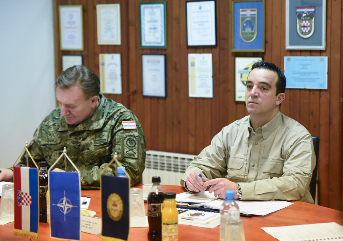 https://www.morh.hr/wp-content/gallery/ministar-buljevic-posjetio-zapovjednistvo-specijalnih-snaga-i-hkov/buljevic_zss_01022016_foto_j.kopi_02.jpg