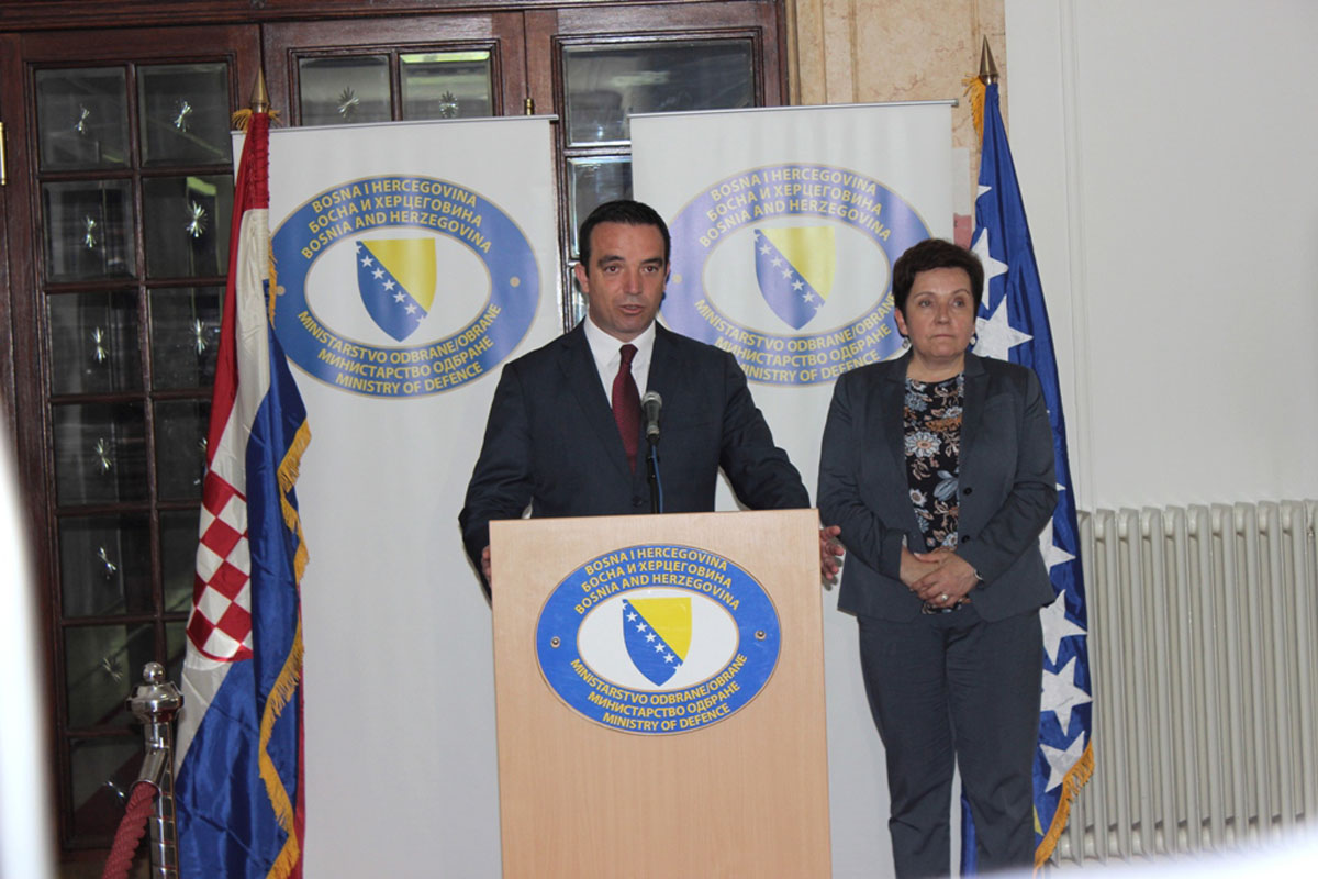 https://www.morh.hr/wp-content/gallery/ministar-buljevic-u-sluzbenom-posjetu-ministarstvu-obrane-bih-1/sarajevo_1_30052016-47.jpg