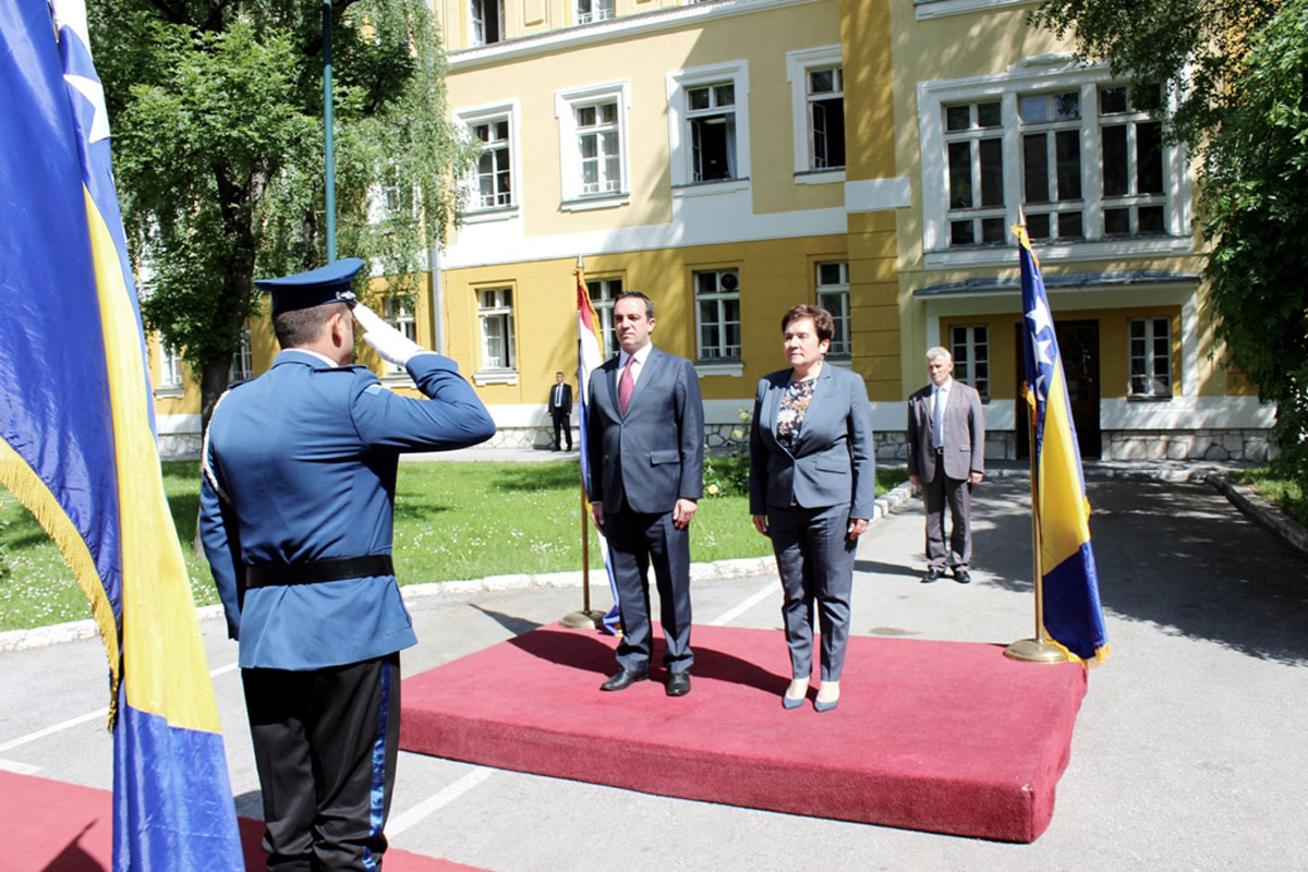 https://www.morh.hr/wp-content/gallery/ministar-buljevic-u-sluzbenom-posjetu-ministarstvu-obrane-bih-1/sarajevo_1_30052016-48.jpg