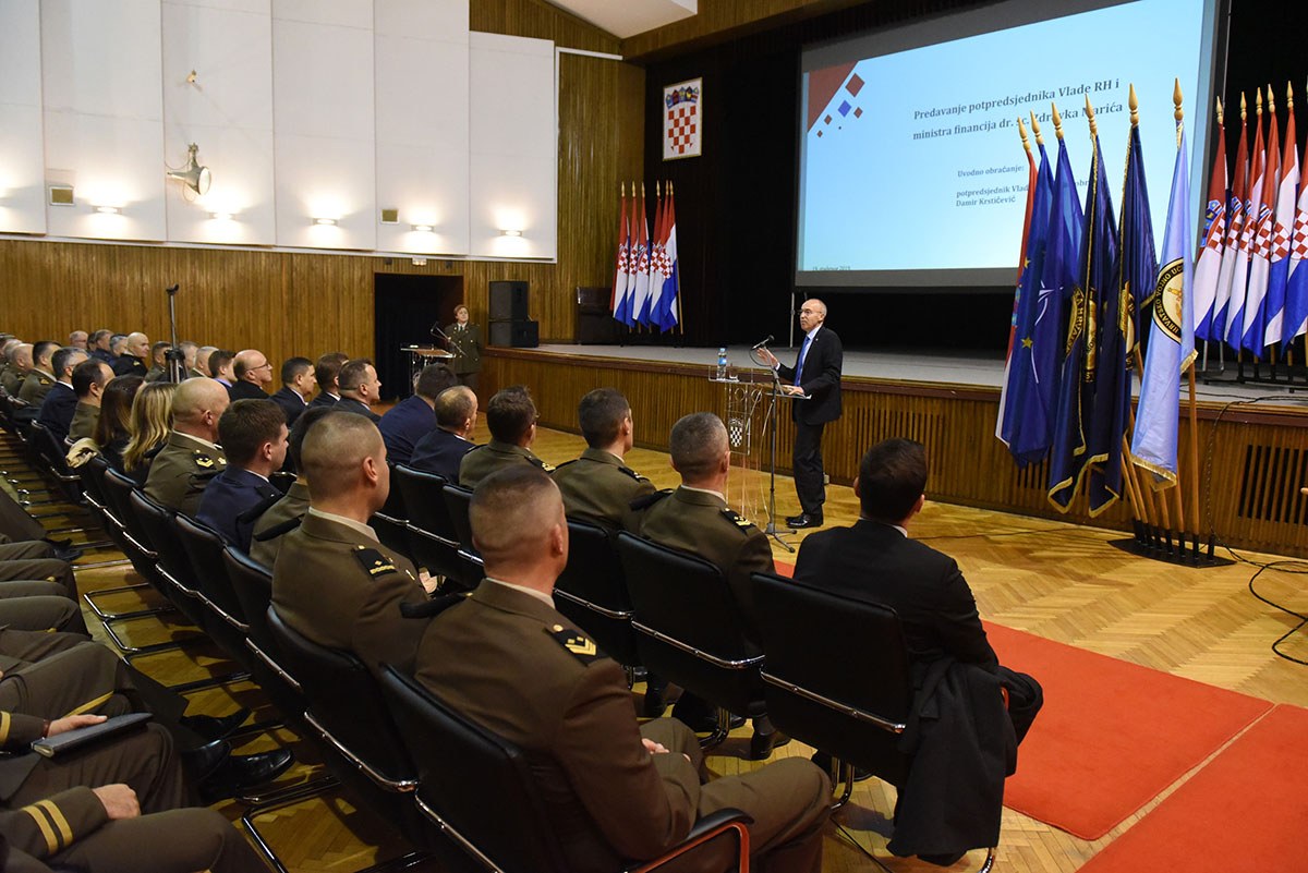 https://www.morh.hr/wp-content/gallery/ministar-financija-zdravko-maric-odrzao-predavanje-kadetima-hvu-a/maric_hvu_21_11_2019_12.jpg