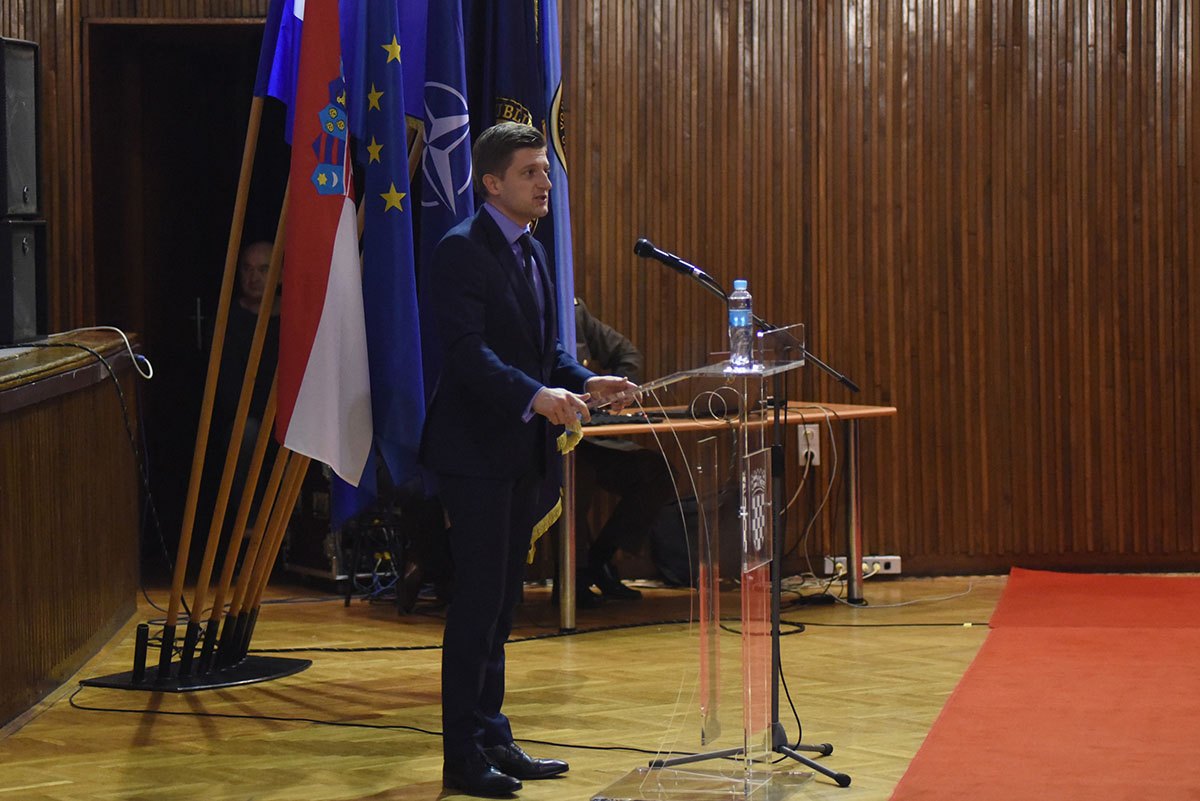 https://www.morh.hr/wp-content/gallery/ministar-financija-zdravko-maric-odrzao-predavanje-kadetima-hvu-a/maric_hvu_21_11_2019_27.jpg