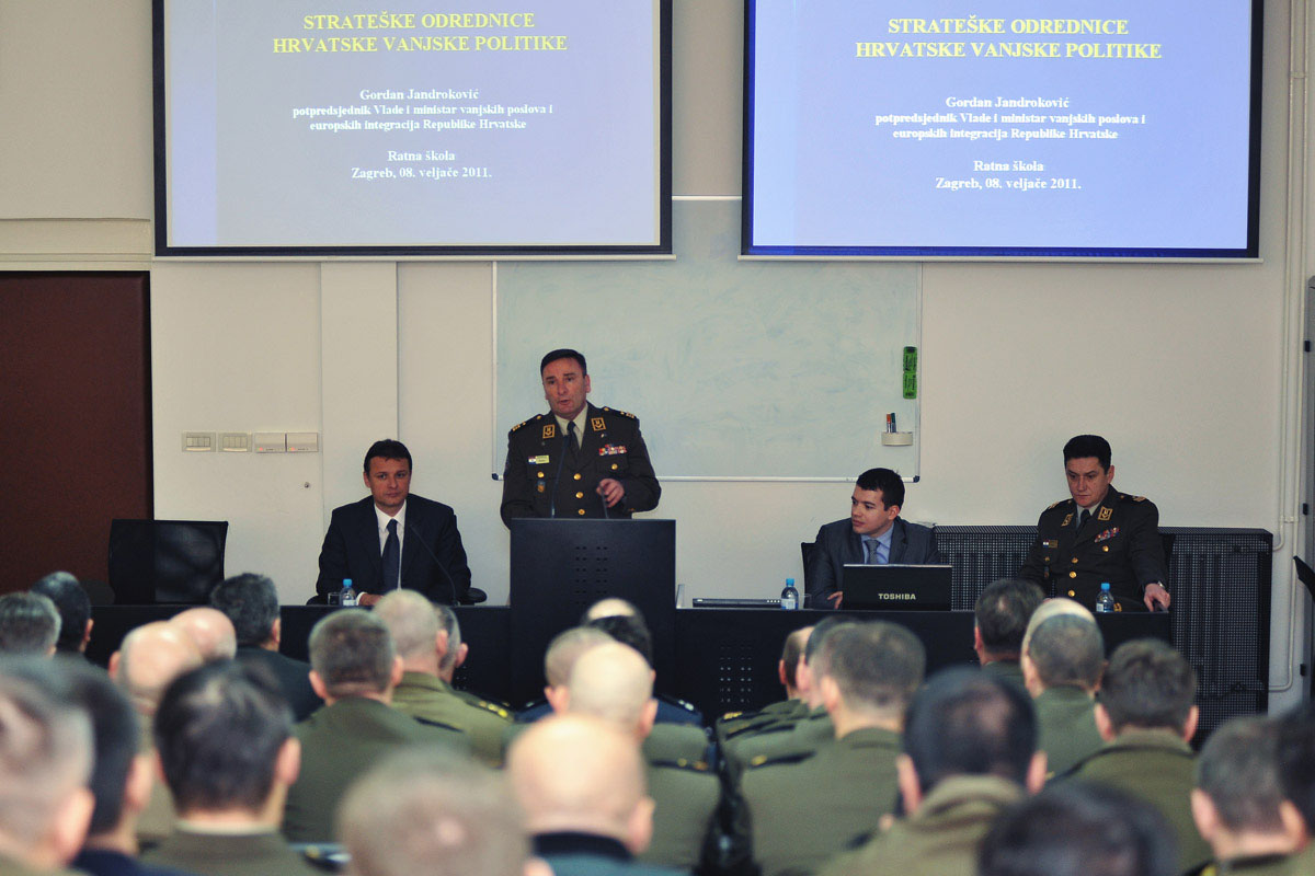 https://www.morh.hr/wp-content/gallery/ministar-jandrokovi-o-stratekim-odrednicama-vanjske-politike-na-hvu/hvu_20110208_04.jpg