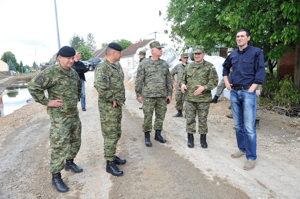 https://www.morh.hr/wp-content/gallery/ministar-kotromanovic-i-general-lovric-u-obilasku-poplavljenih-podrucja/poplave_29052014_w_06.JPG