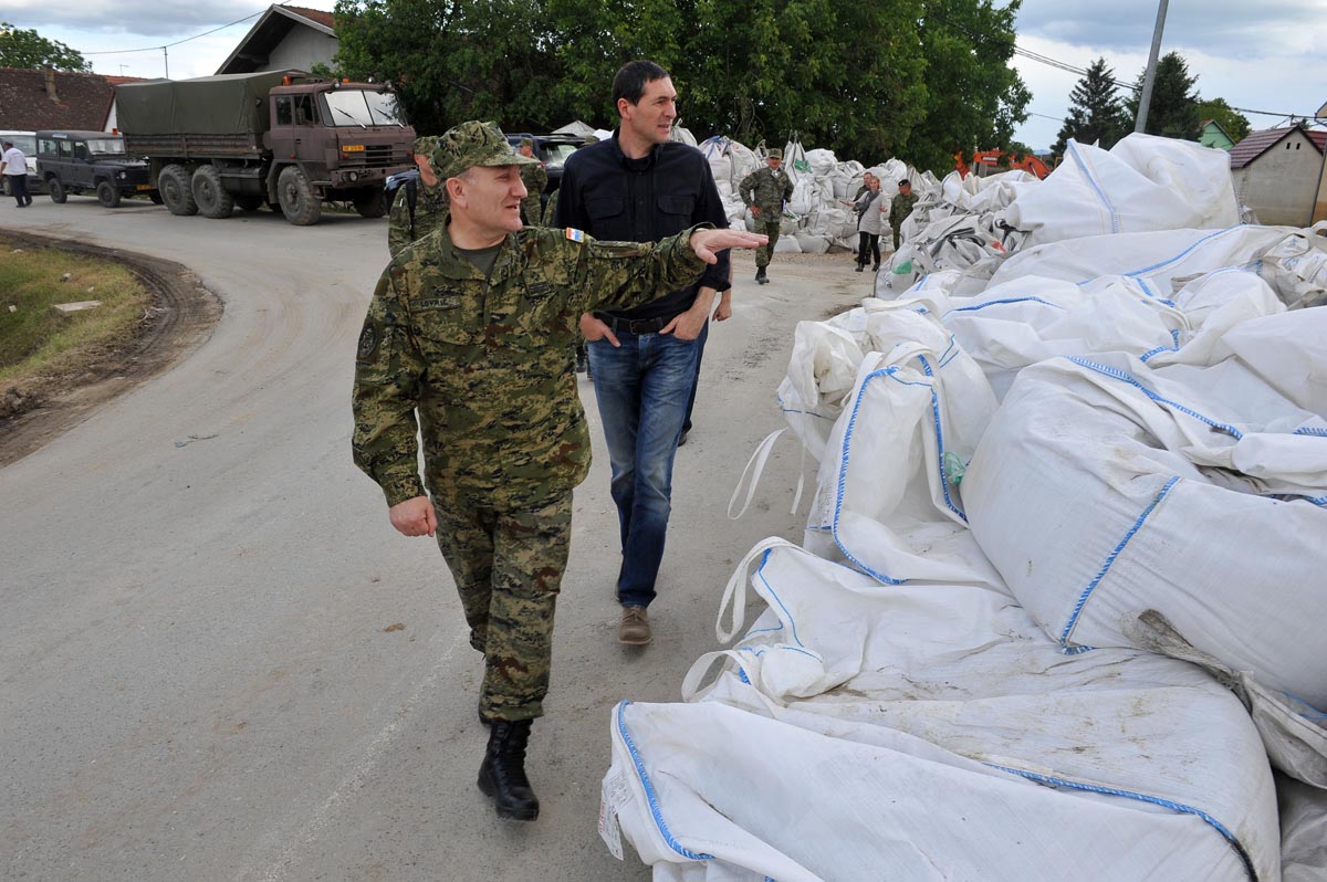 https://www.morh.hr/wp-content/gallery/ministar-kotromanovic-i-general-lovric-u-obilasku-poplavljenih-podrucja/poplave_29052014_w_09.JPG