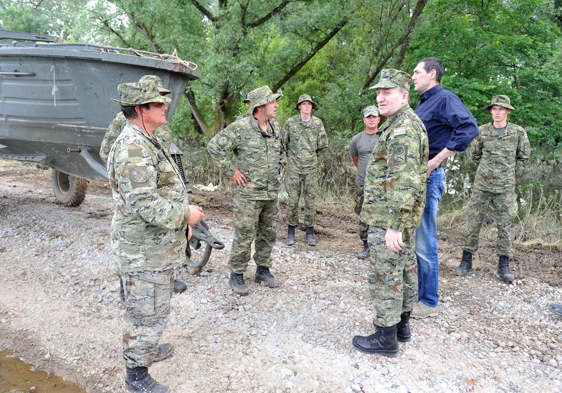 https://www.morh.hr/wp-content/gallery/ministar-kotromanovic-i-general-lovric-u-obilasku-poplavljenih-podrucja/poplave_29052014_w_10.JPG