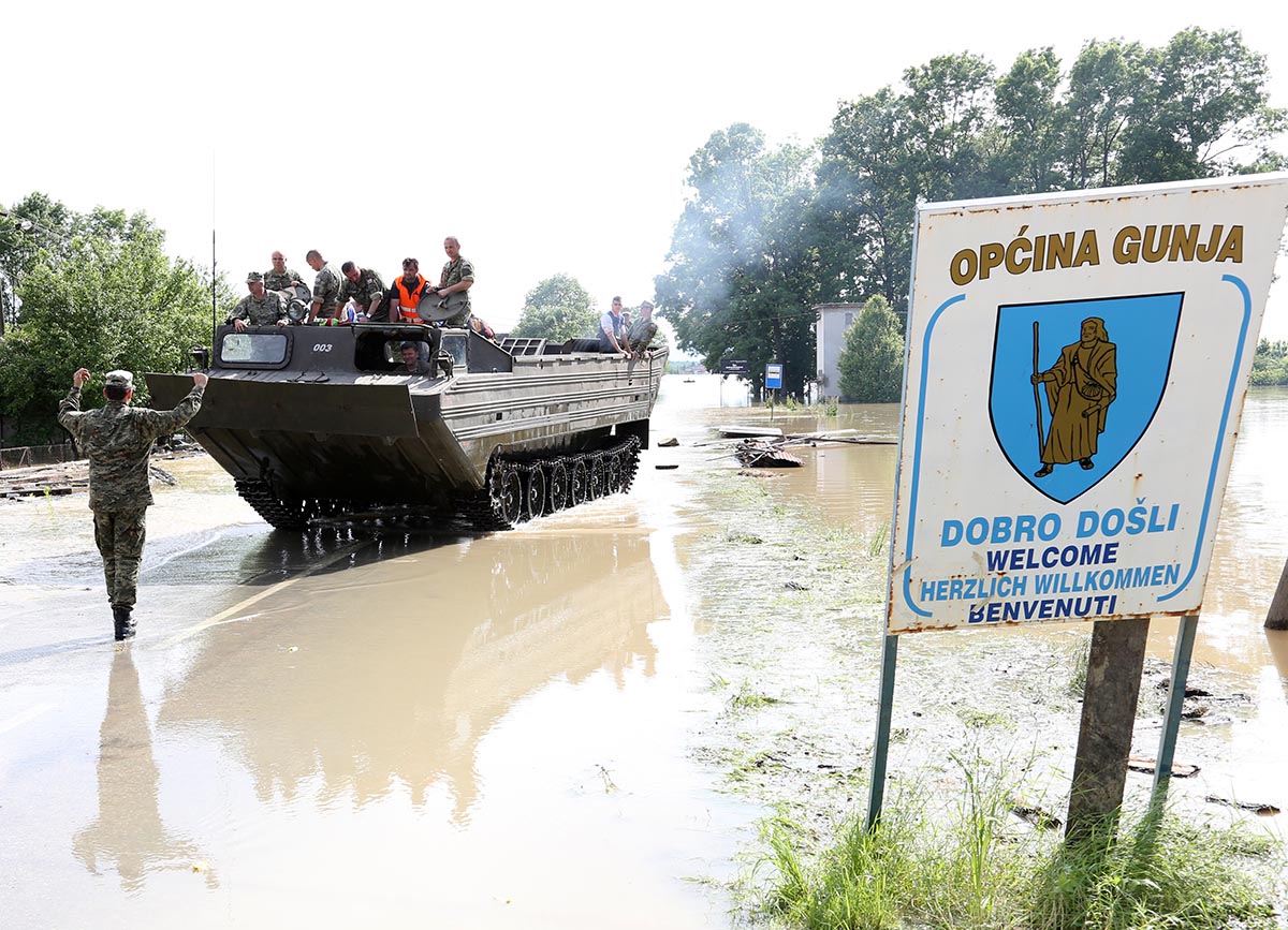 https://www.morh.hr/wp-content/gallery/ministar-kotromanovic-obisao-poplavljena-podrucja/gunja_sb_19052014_05.jpg
