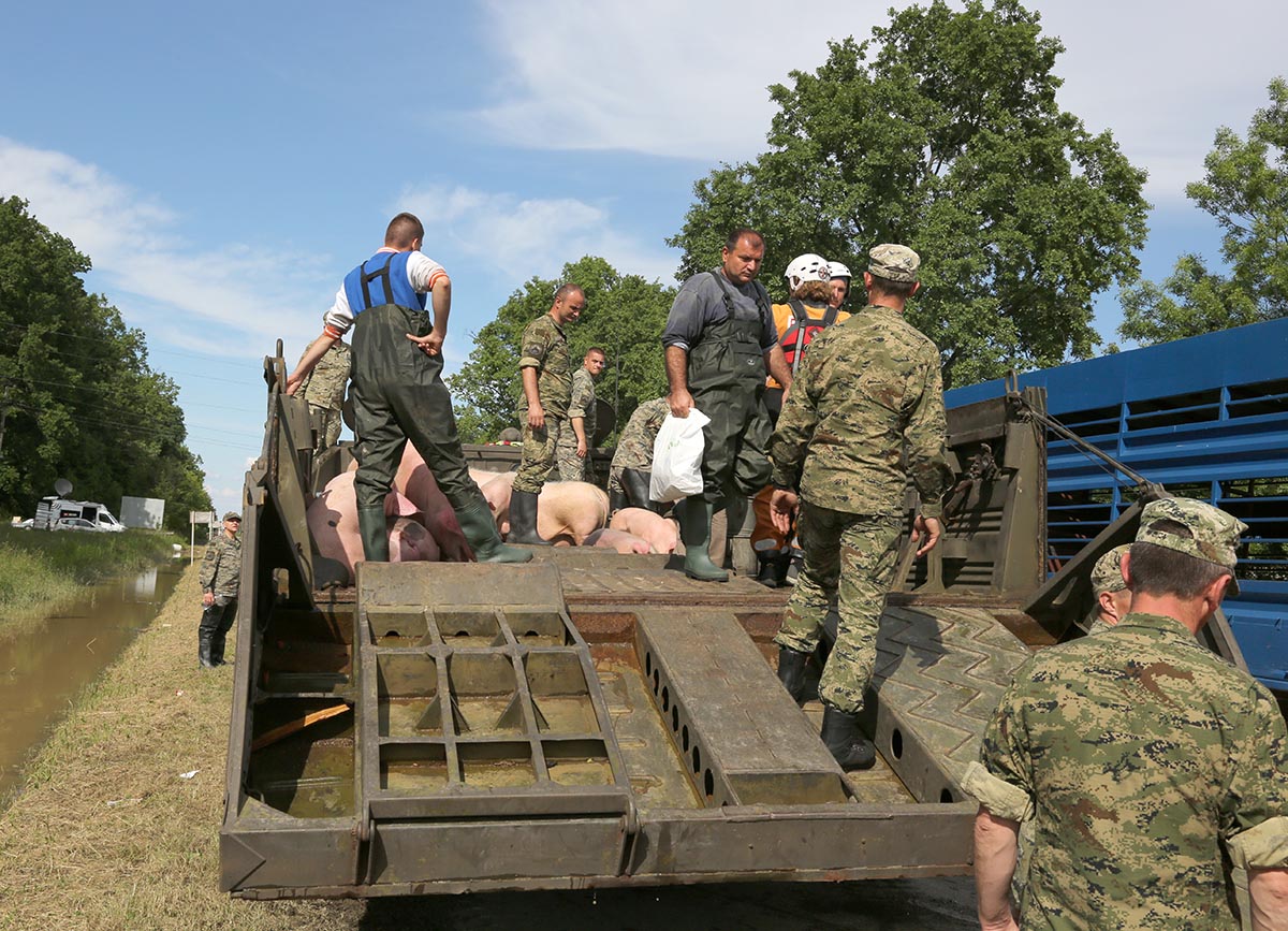 https://www.morh.hr/wp-content/gallery/ministar-kotromanovic-obisao-poplavljena-podrucja/gunja_sb_19052014_06.jpg