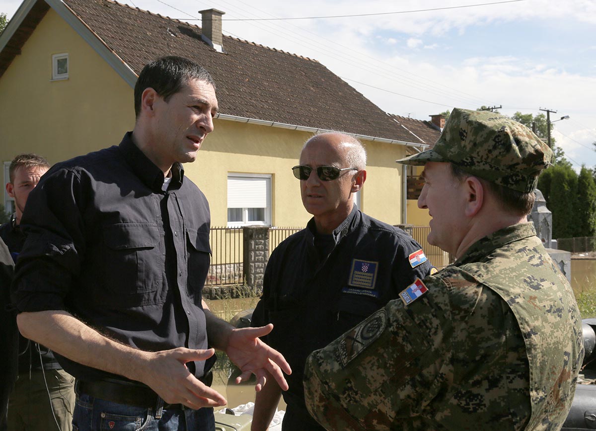 https://www.morh.hr/wp-content/gallery/ministar-kotromanovic-obisao-poplavljena-podrucja/gunja_sb_19052014_09.jpg