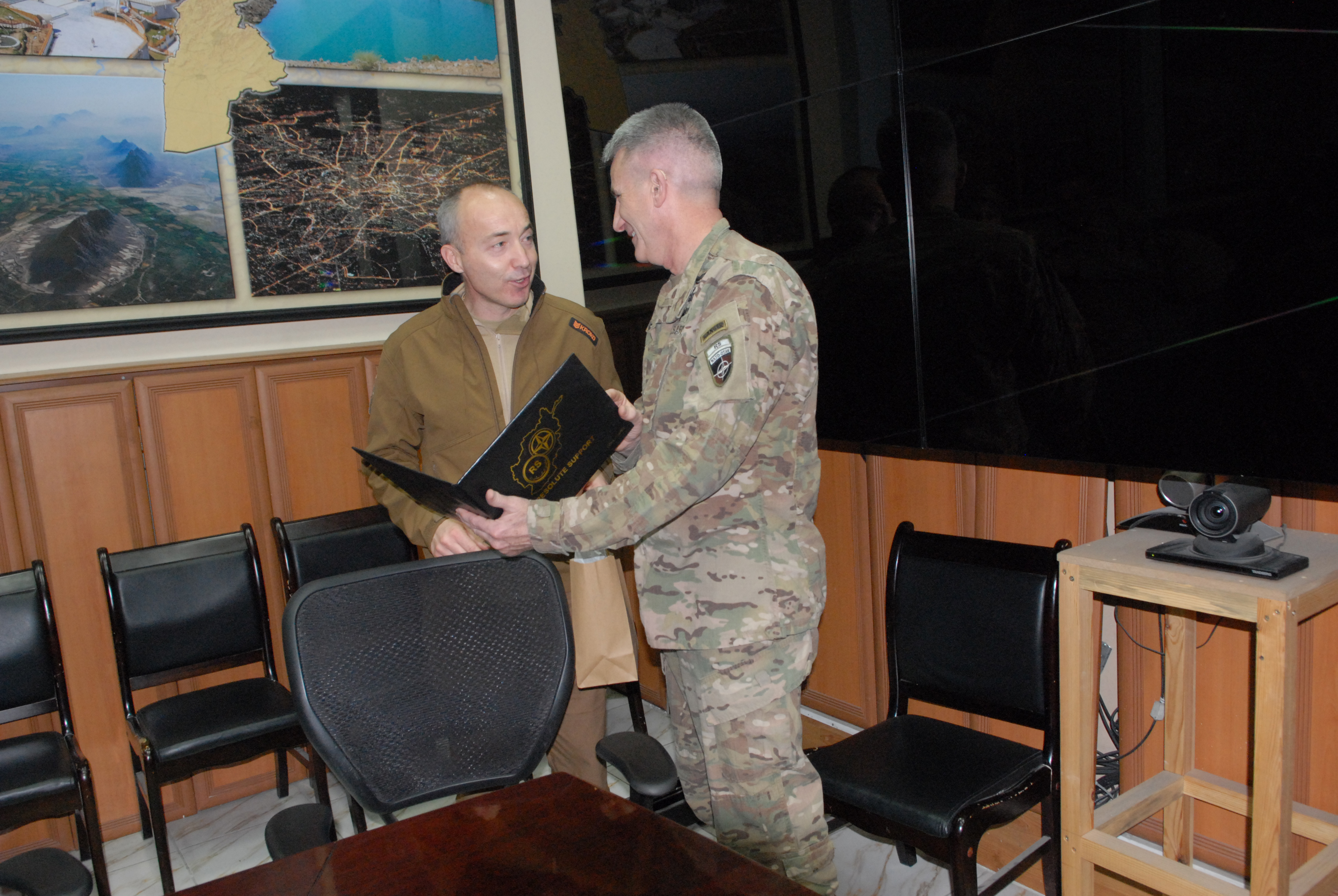 https://www.morh.hr/wp-content/gallery/ministar-krsticevic-i-general-sundov-sa-zapovjednikom-misije-odlucna-potpora/afg_16122016_05.jpg