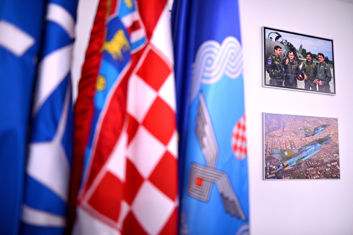 https://www.morh.hr/wp-content/gallery/ministar-krsticevic-i-general-sundov-u-zapovjednistvu-hrz-a/hrz_30032018_01.jpg