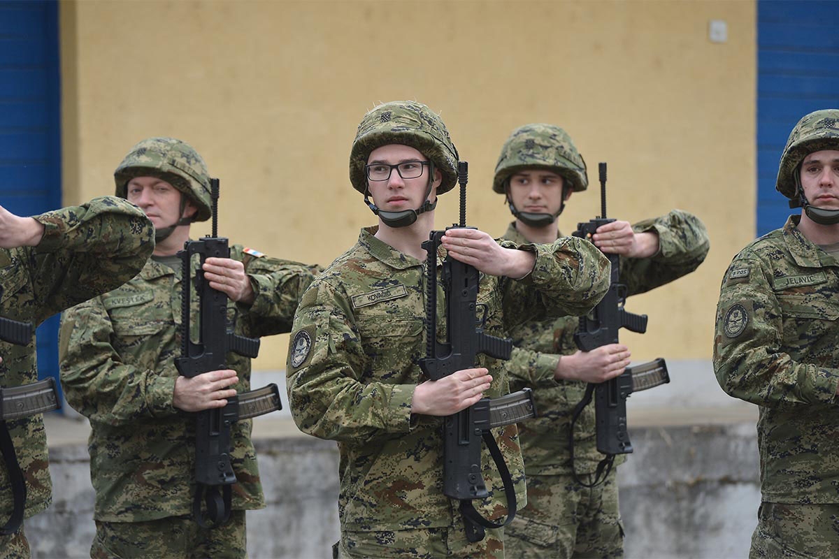 https://www.morh.hr/wp-content/gallery/ministar-krsticevic-i-general-sundov-u-zapovjednistvu-hrz-a/hrz_30032018_08.jpg