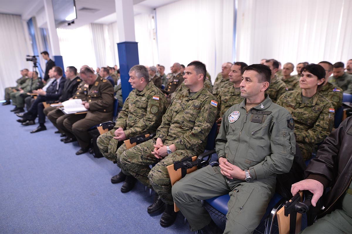 https://www.morh.hr/wp-content/gallery/ministar-krsticevic-i-general-sundov-u-zapovjednistvu-hrz-a/hrz_30032018_21.jpg