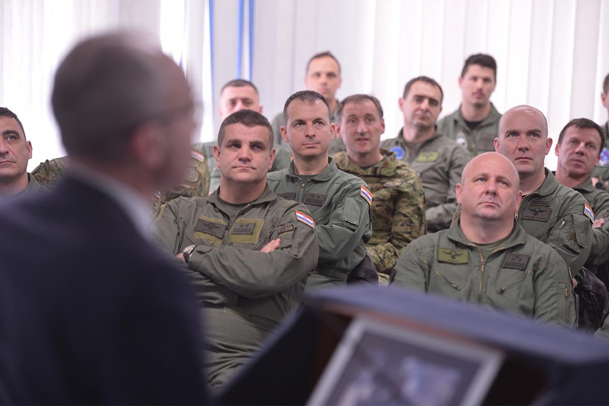 https://www.morh.hr/wp-content/gallery/ministar-krsticevic-i-general-sundov-u-zapovjednistvu-hrz-a/hrz_30032018_25.jpg