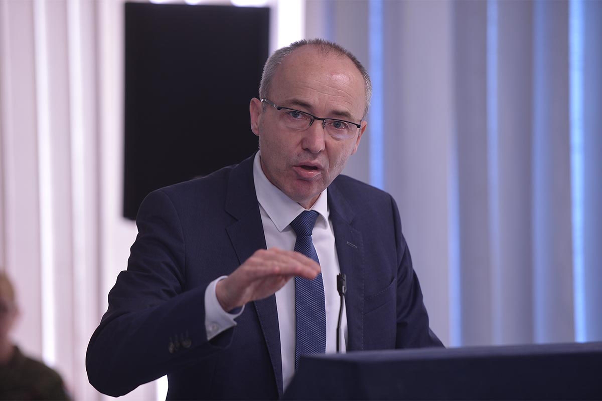 https://www.morh.hr/wp-content/gallery/ministar-krsticevic-i-general-sundov-u-zapovjednistvu-hrz-a/hrz_30032018_28.jpg