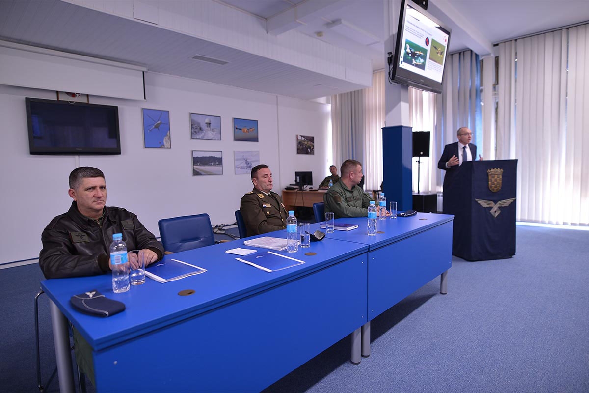 https://www.morh.hr/wp-content/gallery/ministar-krsticevic-i-general-sundov-u-zapovjednistvu-hrz-a/hrz_30032018_31.jpg