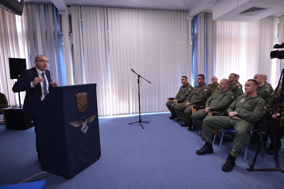 https://www.morh.hr/wp-content/gallery/ministar-krsticevic-i-general-sundov-u-zapovjednistvu-hrz-a/hrz_30032018_32.jpg