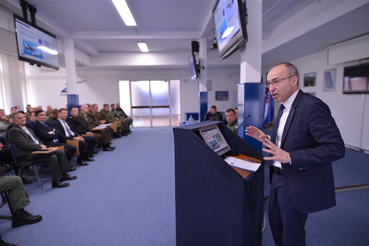 https://www.morh.hr/wp-content/gallery/ministar-krsticevic-i-general-sundov-u-zapovjednistvu-hrz-a/hrz_30032018_33.jpg