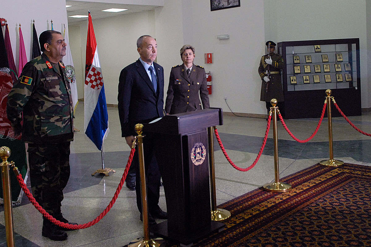 https://www.morh.hr/wp-content/gallery/ministar-krsticevic-i-nacelnik-gs-os-rh-u-posjetu-afganistanu2/afgan_13122016_07.jpg