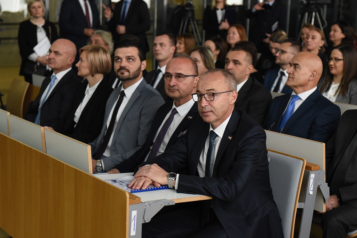 https://www.morh.hr/wp-content/gallery/ministar-krsticevic-na-konferenciji-europa-koja-je-utjecajna/eu_konferencija_26112019_01.jpg