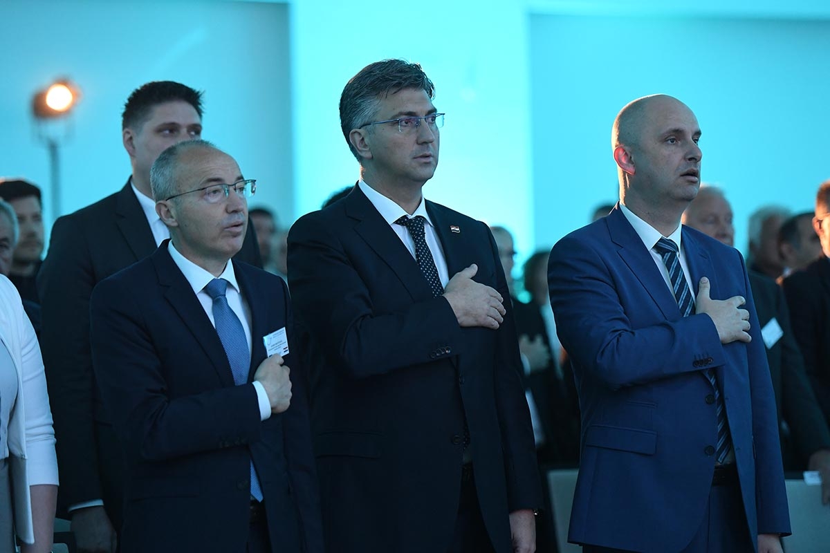 https://www.morh.hr/wp-content/gallery/ministar-krsticevic-na-konferenciji-o-ribarstvu-u-sibeniku/konferencija_ribastvo_13052019_05.jpg