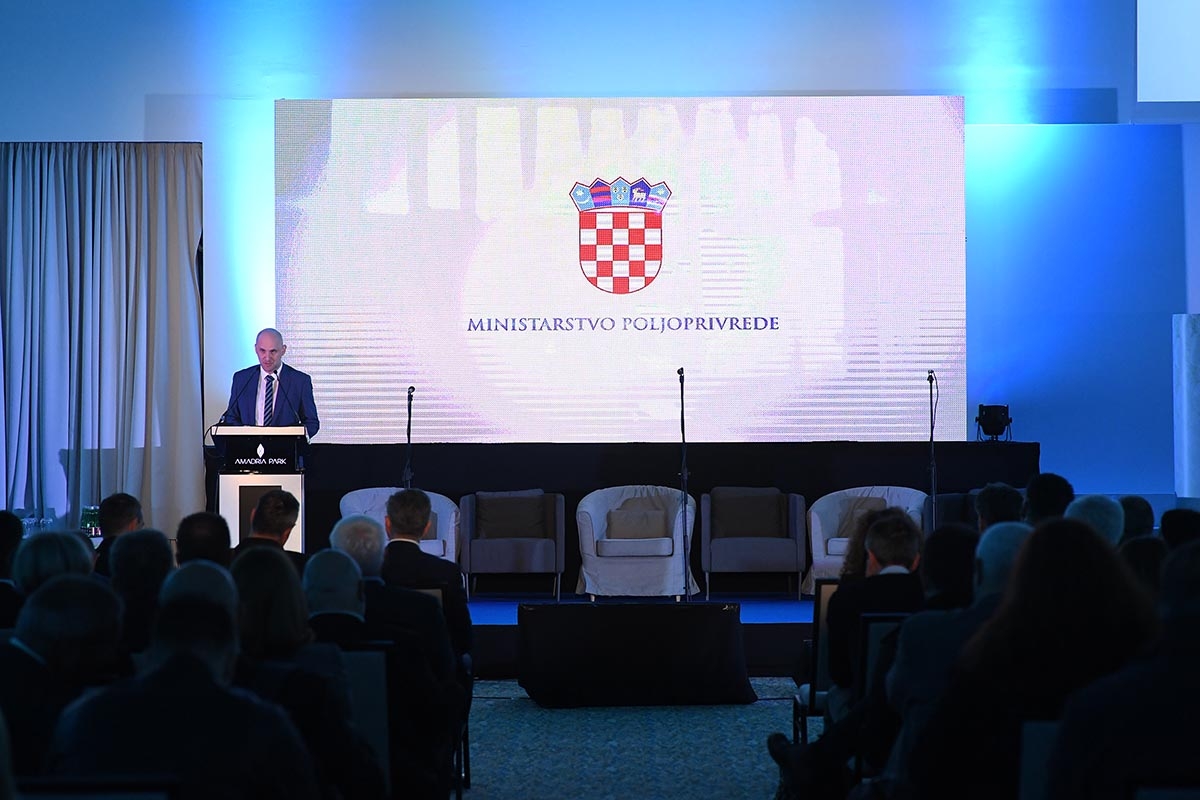 https://www.morh.hr/wp-content/gallery/ministar-krsticevic-na-konferenciji-o-ribarstvu-u-sibeniku/konferencija_ribastvo_13052019_07.jpg