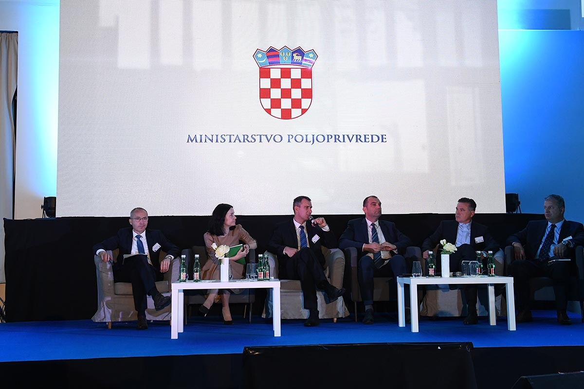 https://www.morh.hr/wp-content/gallery/ministar-krsticevic-na-konferenciji-o-ribarstvu-u-sibeniku/konferencija_ribastvo_13052019_11.jpg