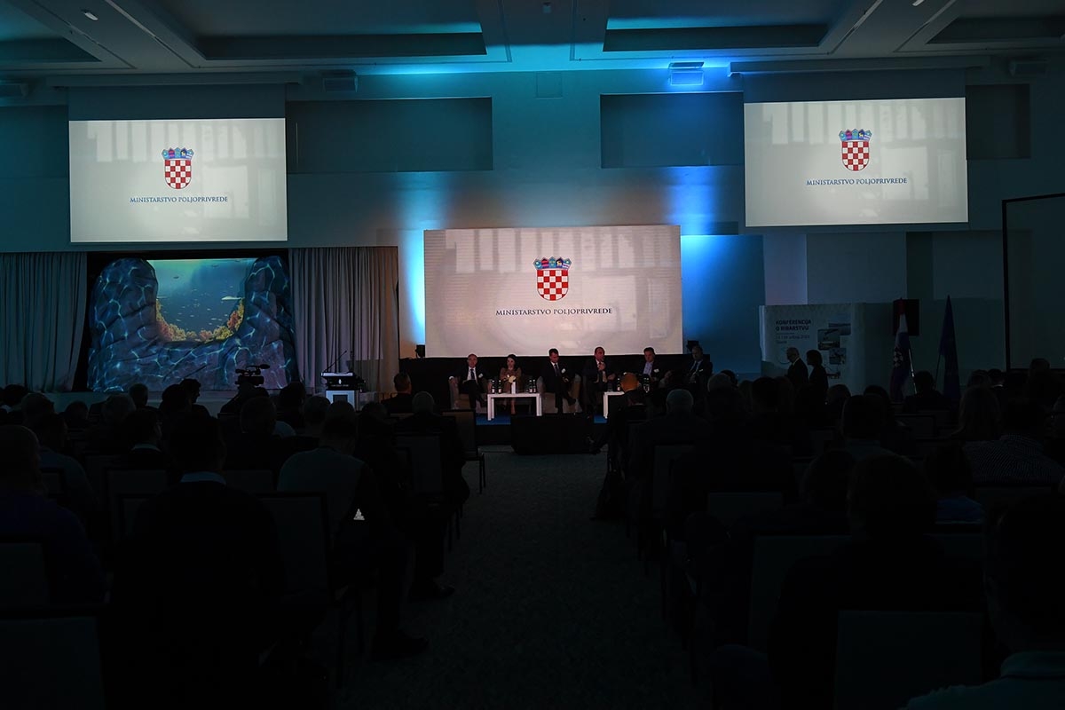 https://www.morh.hr/wp-content/gallery/ministar-krsticevic-na-konferenciji-o-ribarstvu-u-sibeniku/konferencija_ribastvo_13052019_13.jpg