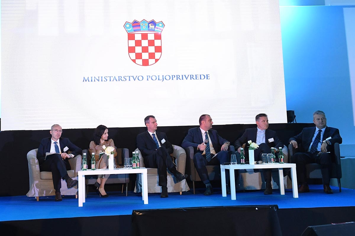 https://www.morh.hr/wp-content/gallery/ministar-krsticevic-na-konferenciji-o-ribarstvu-u-sibeniku/konferencija_ribastvo_13052019_14.jpg