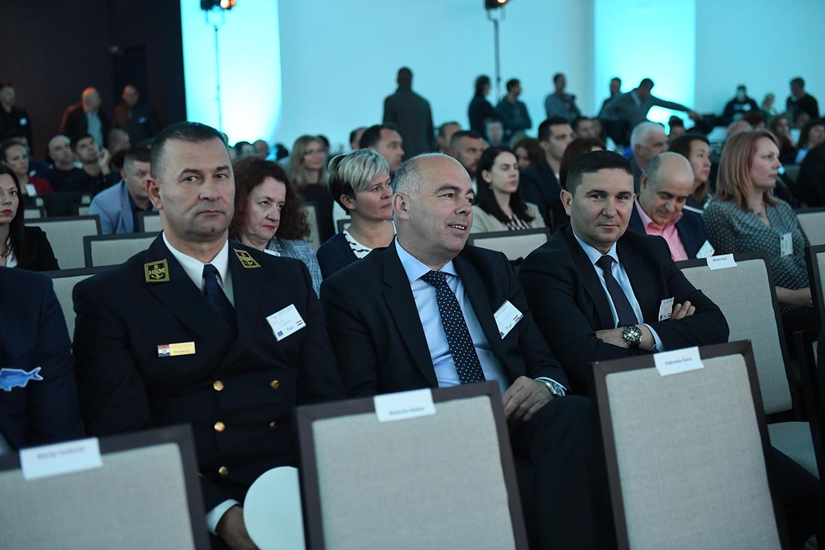 https://www.morh.hr/wp-content/gallery/ministar-krsticevic-na-konferenciji-o-ribarstvu-u-sibeniku/konferencija_ribastvo_13052019_15.jpg
