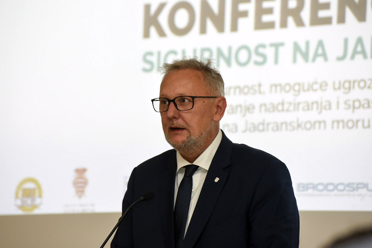 https://www.morh.hr/wp-content/gallery/ministar-krsticevic-na-konferenciji-o-sigurnosti-na-jadranu/sigurnost_na_jadranu_24072018_04.jpg