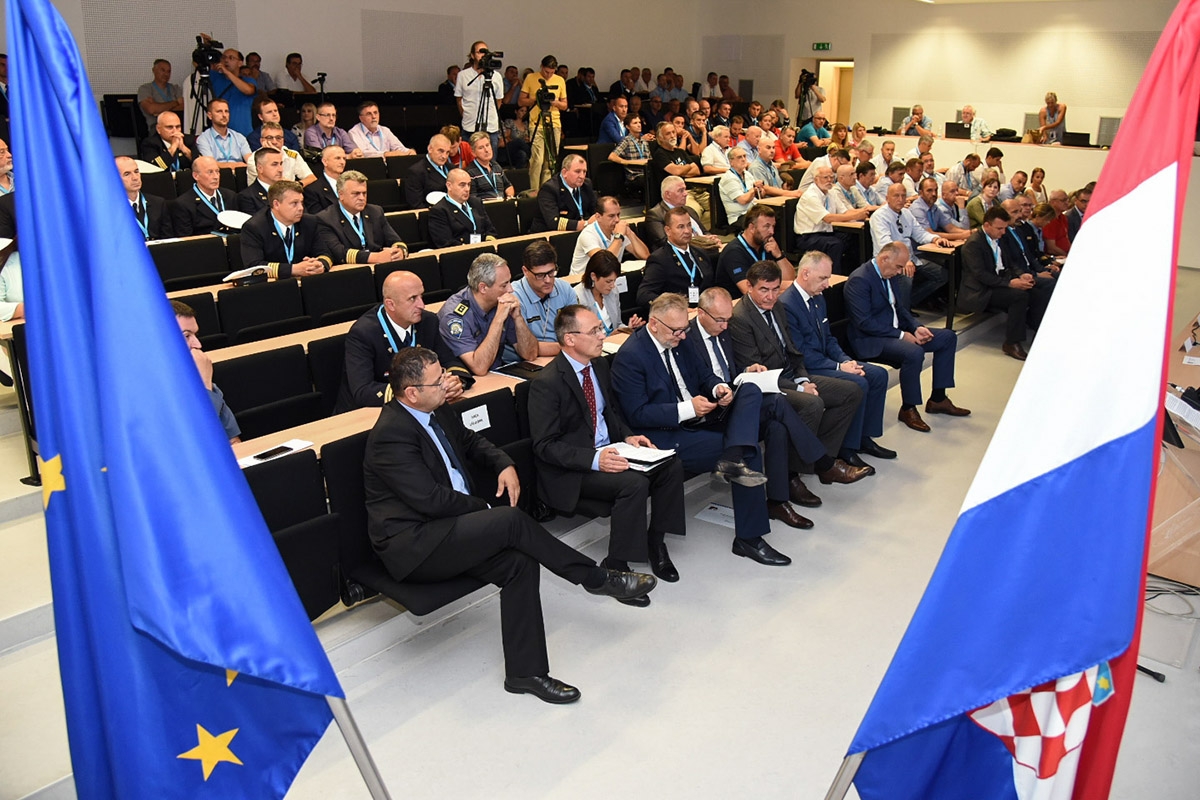 https://www.morh.hr/wp-content/gallery/ministar-krsticevic-na-konferenciji-o-sigurnosti-na-jadranu/sigurnost_na_jadranu_24072018_07.jpg