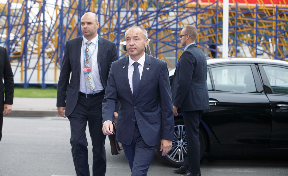 https://www.morh.hr/wp-content/gallery/ministar-krsticevic-na-neformalnom-sastanku-ministara-obrane-eu-2/001eu2017_9748_by_raul_mee.jpg