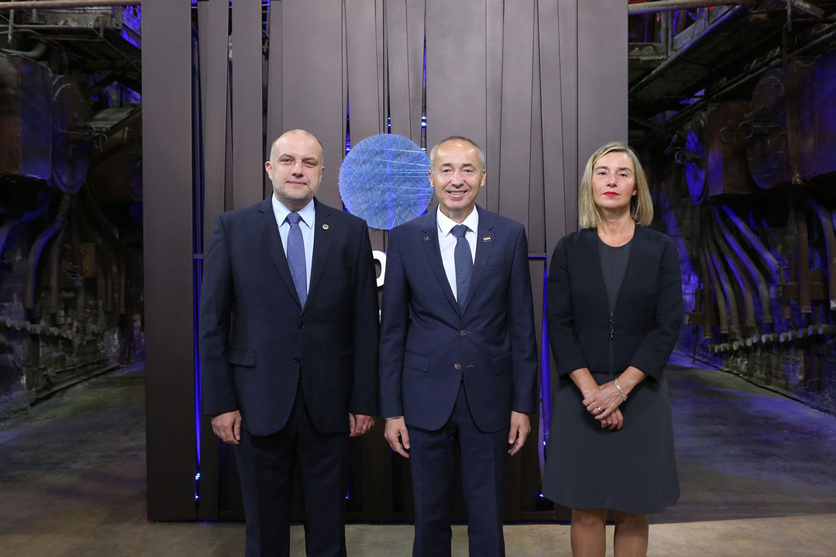 https://www.morh.hr/wp-content/gallery/ministar-krsticevic-na-neformalnom-sastanku-ministara-obrane-eu-2/002eu2017_9750_by_annika_haas.jpg