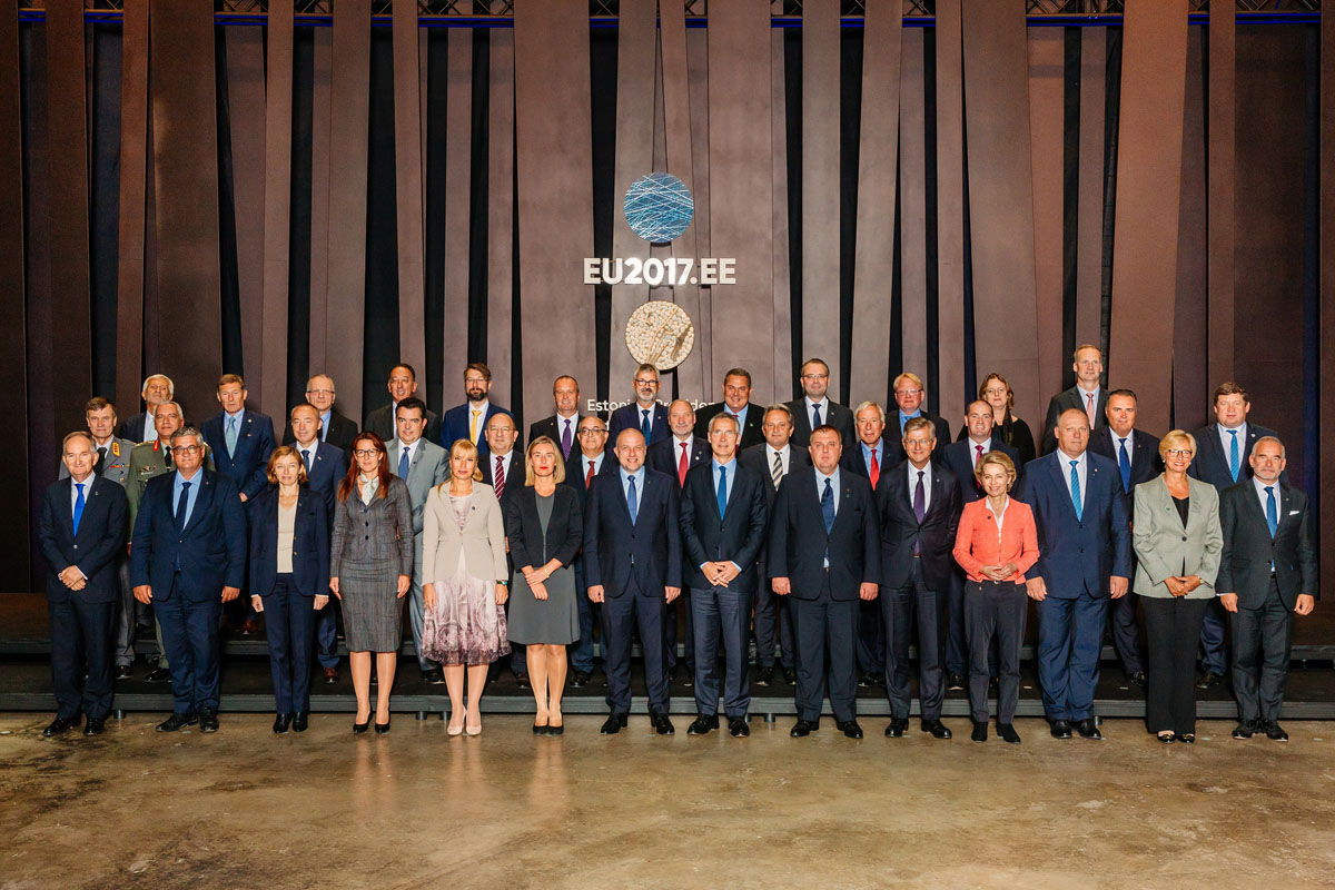 https://www.morh.hr/wp-content/gallery/ministar-krsticevic-na-neformalnom-sastanku-ministara-obrane-eu-2/007eu2017_familly_photo_by_arno_mikkor.jpg