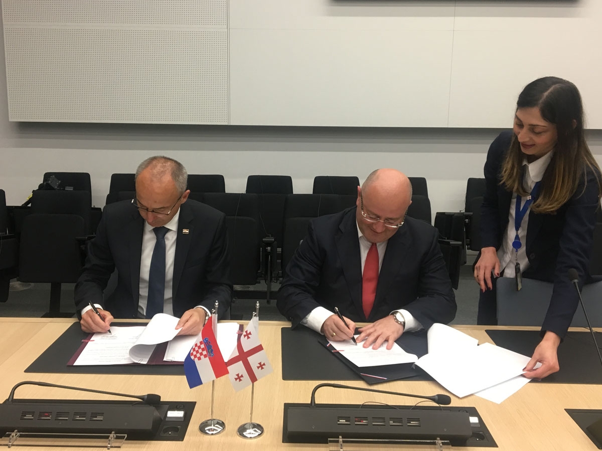 https://www.morh.hr/wp-content/gallery/ministar-krsticevic-na-sastanku-ministara-obrane-nato-a/bruxelles_08062018_15.jpg