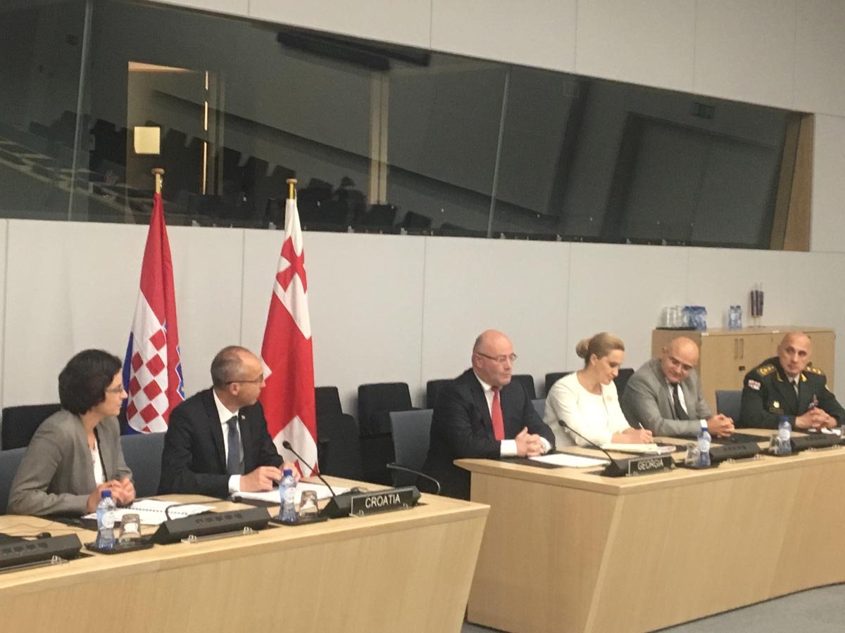 https://www.morh.hr/wp-content/gallery/ministar-krsticevic-na-sastanku-ministara-obrane-nato-a/bruxelles_08062018_16.jpg