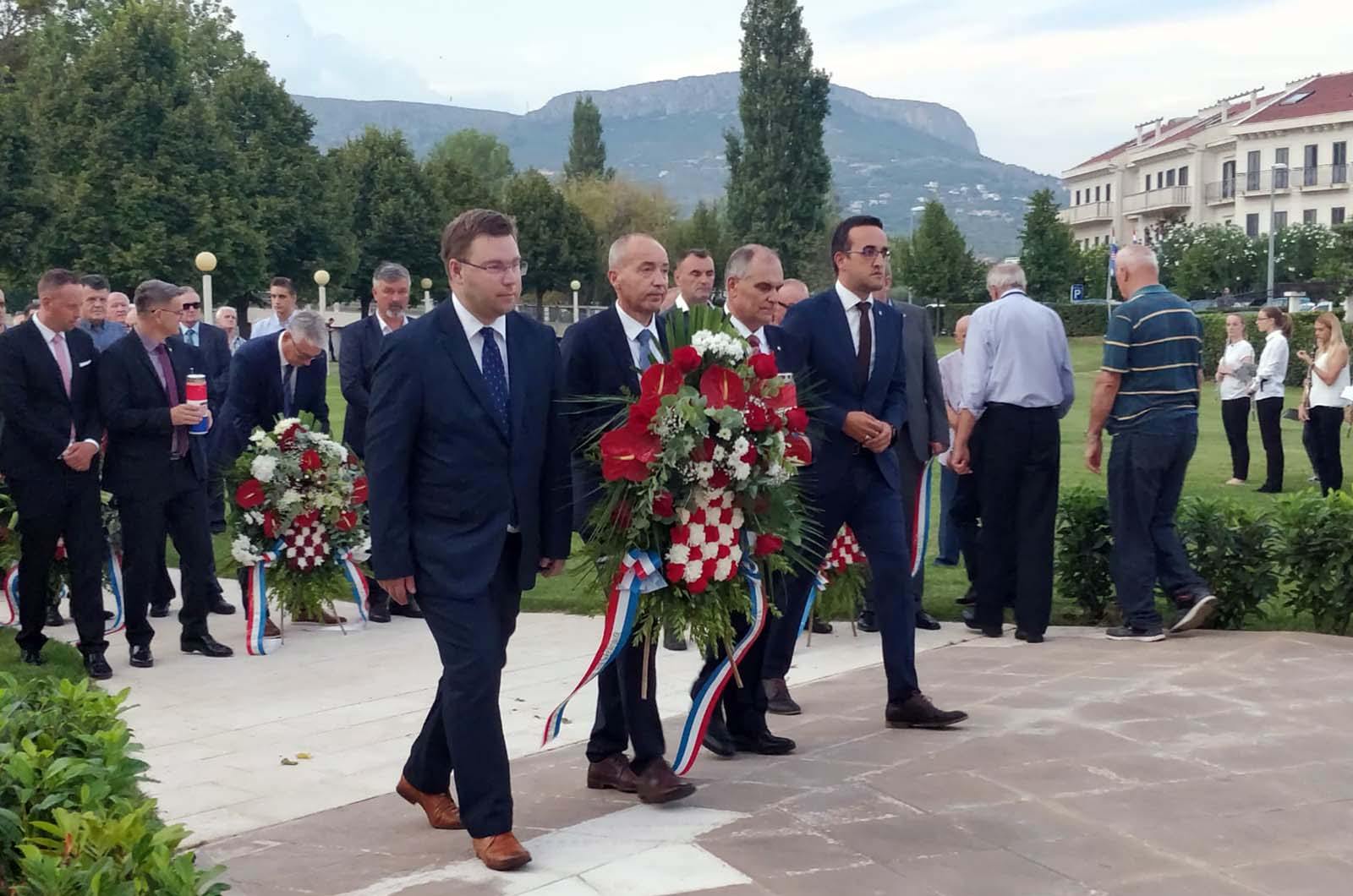 https://www.morh.hr/wp-content/gallery/ministar-krsticevic-na-svecanoj-sjednici-gradskog-vijeca-u-solinu/dan_grada_solina_krsticevic_morh_060919_02.jpg