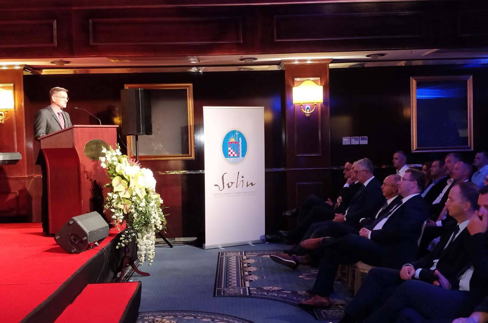 https://www.morh.hr/wp-content/gallery/ministar-krsticevic-na-svecanoj-sjednici-gradskog-vijeca-u-solinu/dan_grada_solina_krsticevic_morh_060919_08.jpg