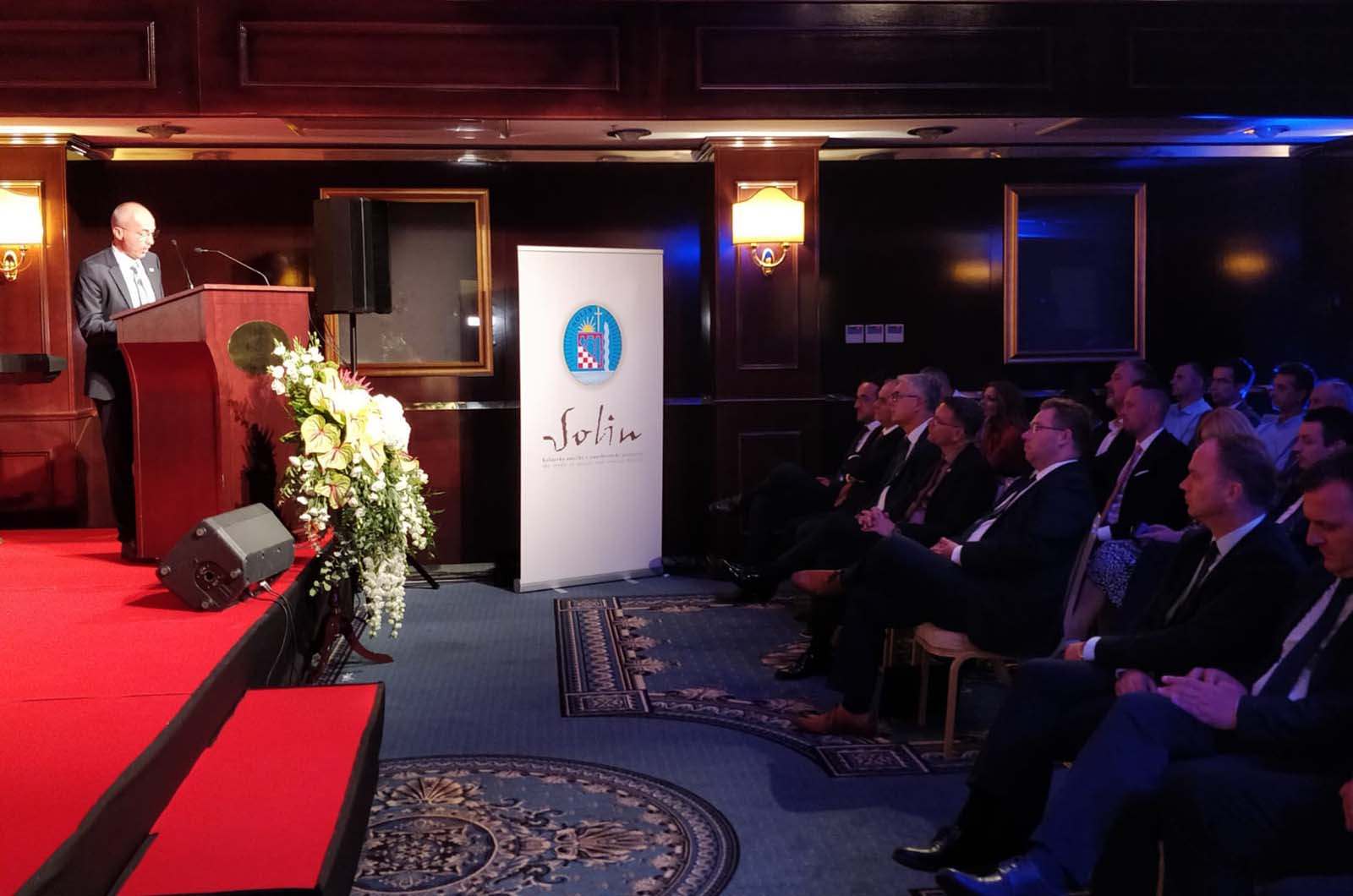 https://www.morh.hr/wp-content/gallery/ministar-krsticevic-na-svecanoj-sjednici-gradskog-vijeca-u-solinu/dan_grada_solina_krsticevic_morh_060919_09.jpg