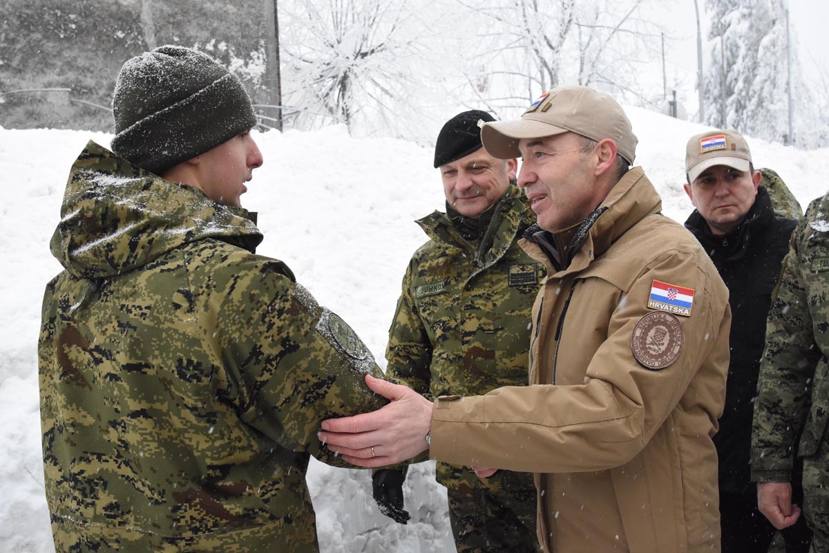 https://www.morh.hr/wp-content/gallery/ministar-krsticevic-obisao-pripadnike-hrvatske-vojske-u-delnicama/jk2_1240.jpg