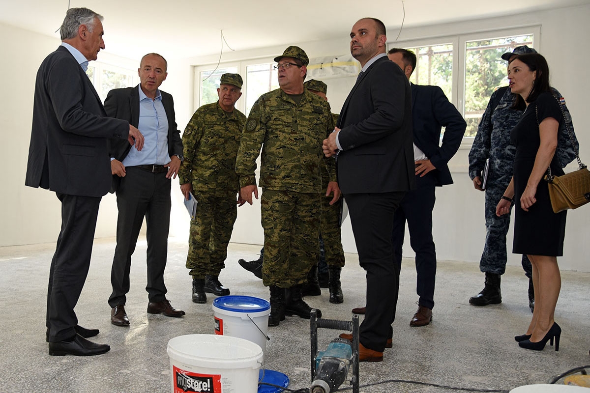 https://www.morh.hr/wp-content/gallery/ministar-krsticevic-obisao-radove-na-vojarni-u-plocama/krsticevic_obisao_radove_ploce_27072018_01.2.jpg