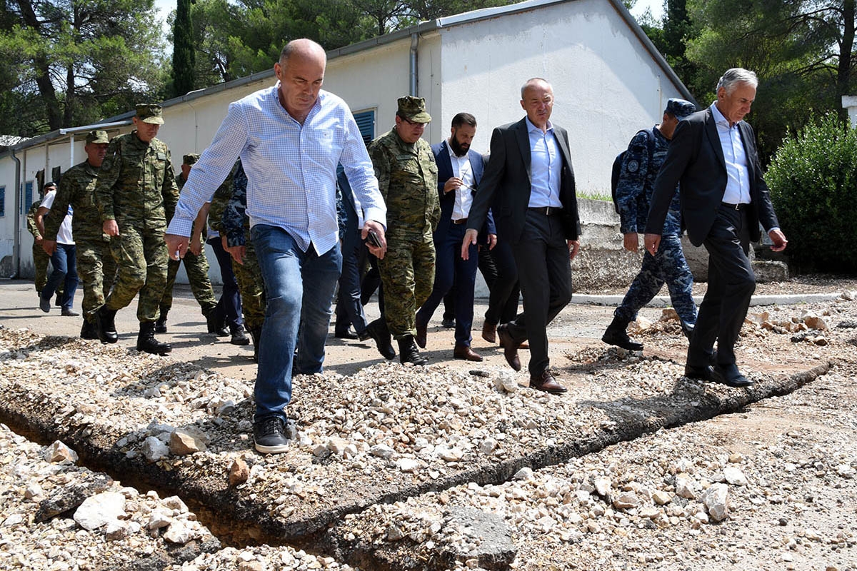 https://www.morh.hr/wp-content/gallery/ministar-krsticevic-obisao-radove-na-vojarni-u-plocama/krsticevic_obisao_radove_ploce_27072018_06.jpg